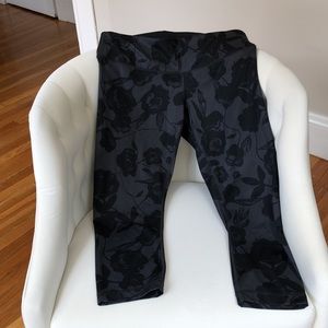 Black/ grey floral lululemon crops